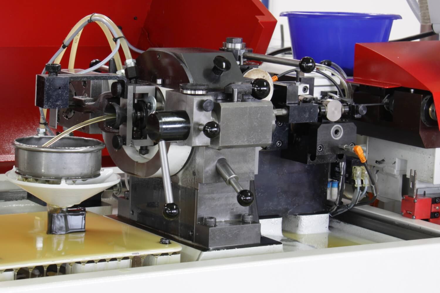 Kleinstdrehteile – ESCOMATIC-CNC-Maschine bei Haller-Jauch